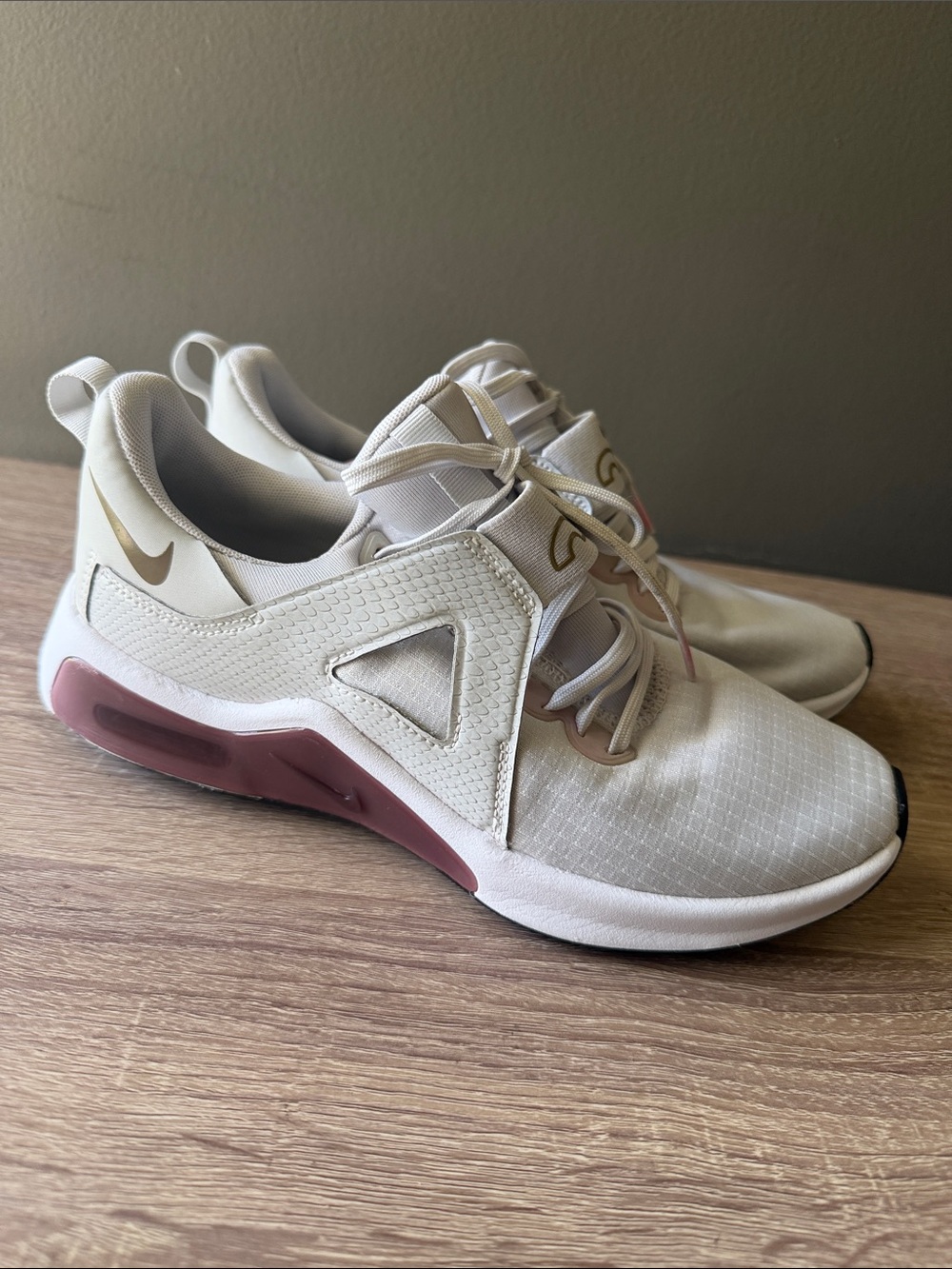 Nike Women’s Airmax Slip-On Sneakers in Ivory with Rose Accents 7.5 Preowned